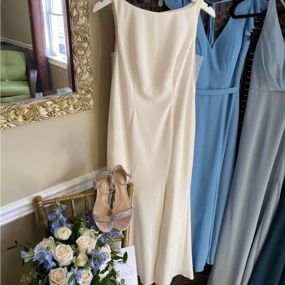 Chic Cream Sleeveless Wedding Dress